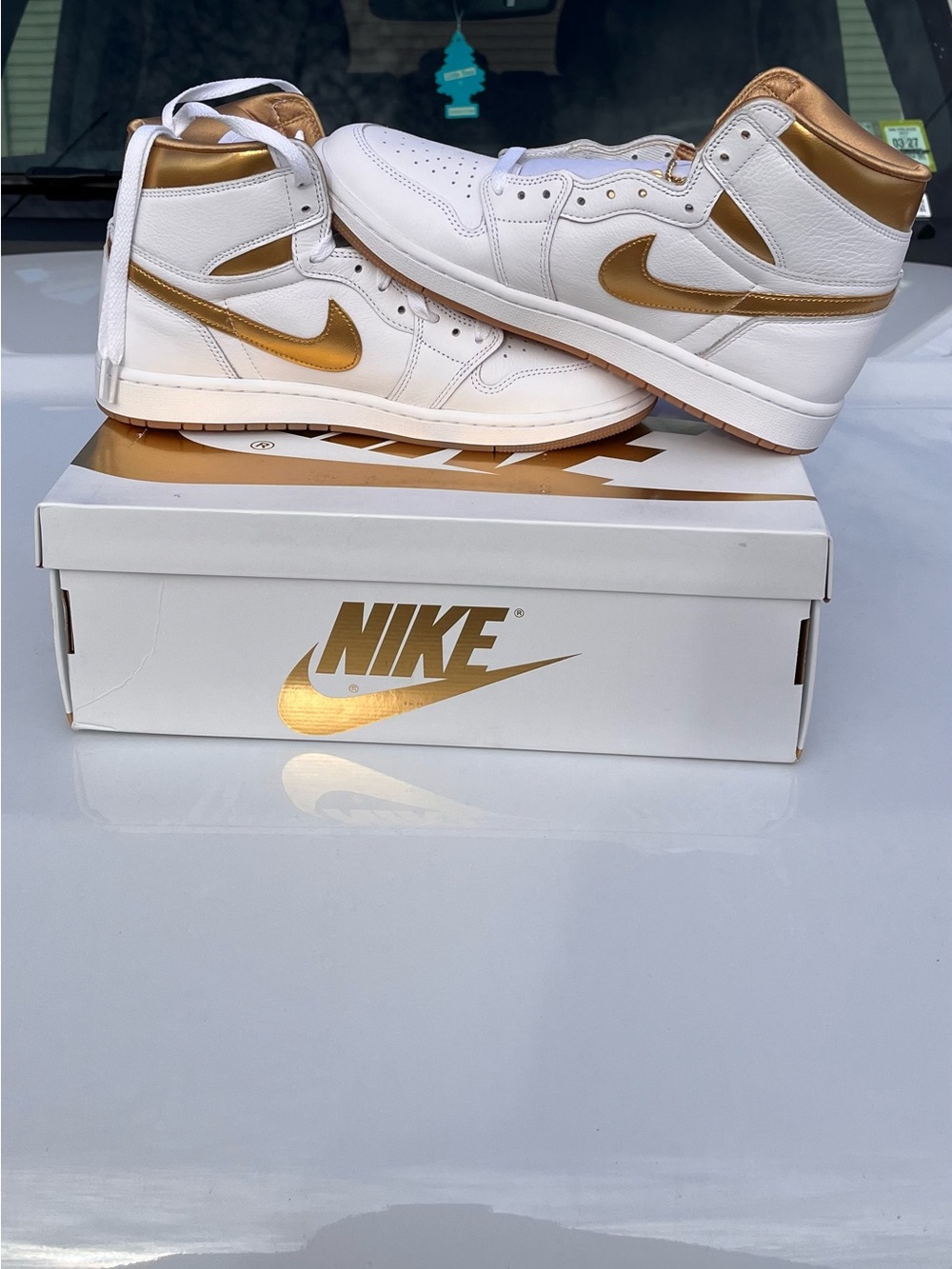 Air Jordan 1 Retro High OG "Metallic Gold" - Picture 2 of 6